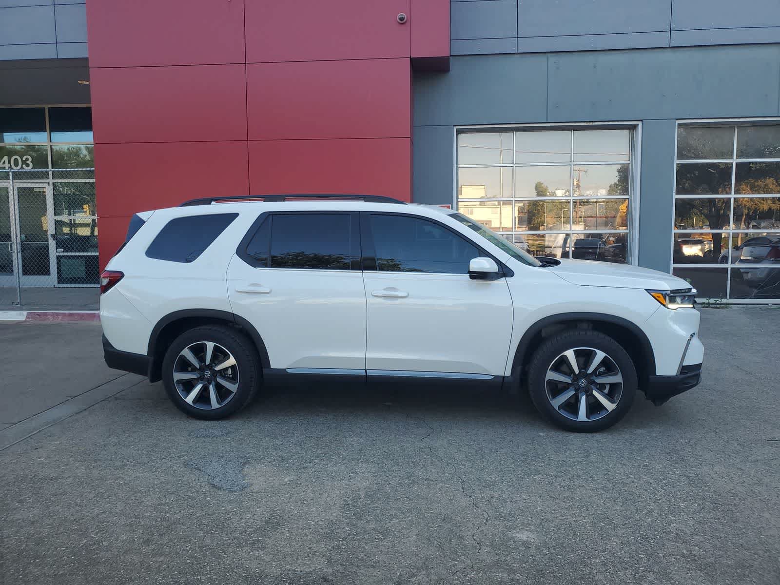 Used 2025 Honda Pilot Touring image 7