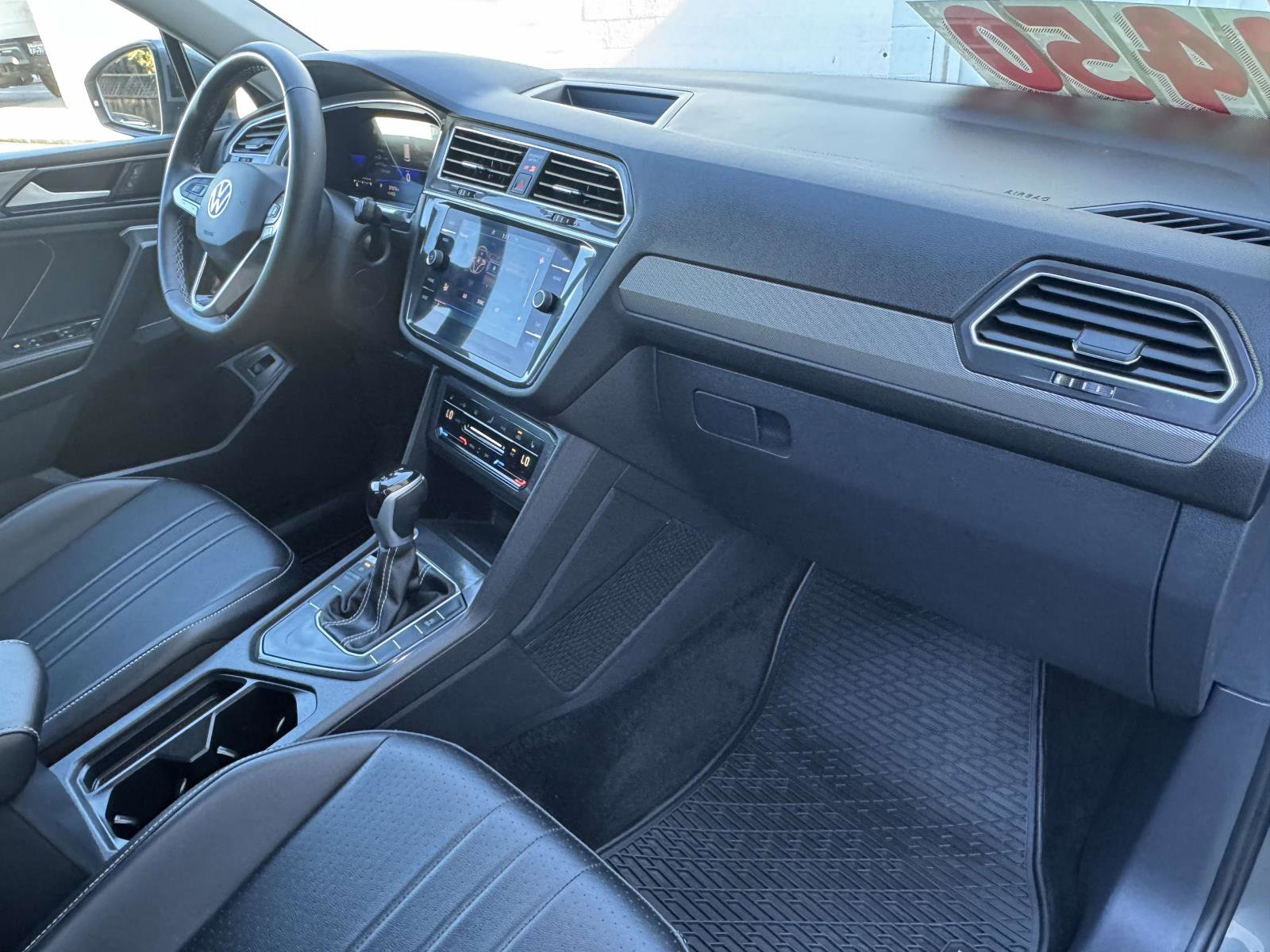 Used 2024 Volkswagen Tiguan SE w/ Panoramic Sunroof Package image 32