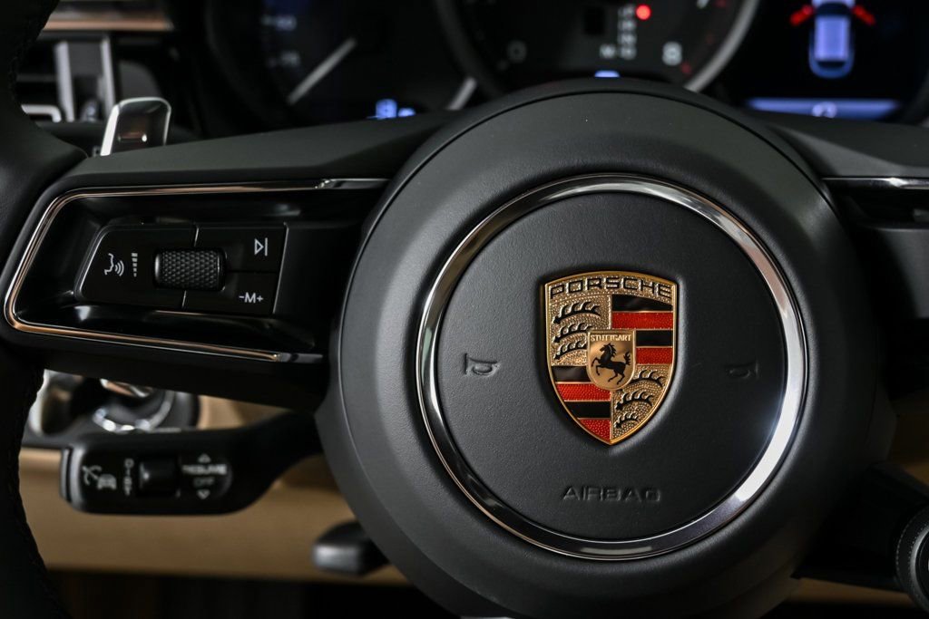 Certified 2025 Porsche Macan image 10
