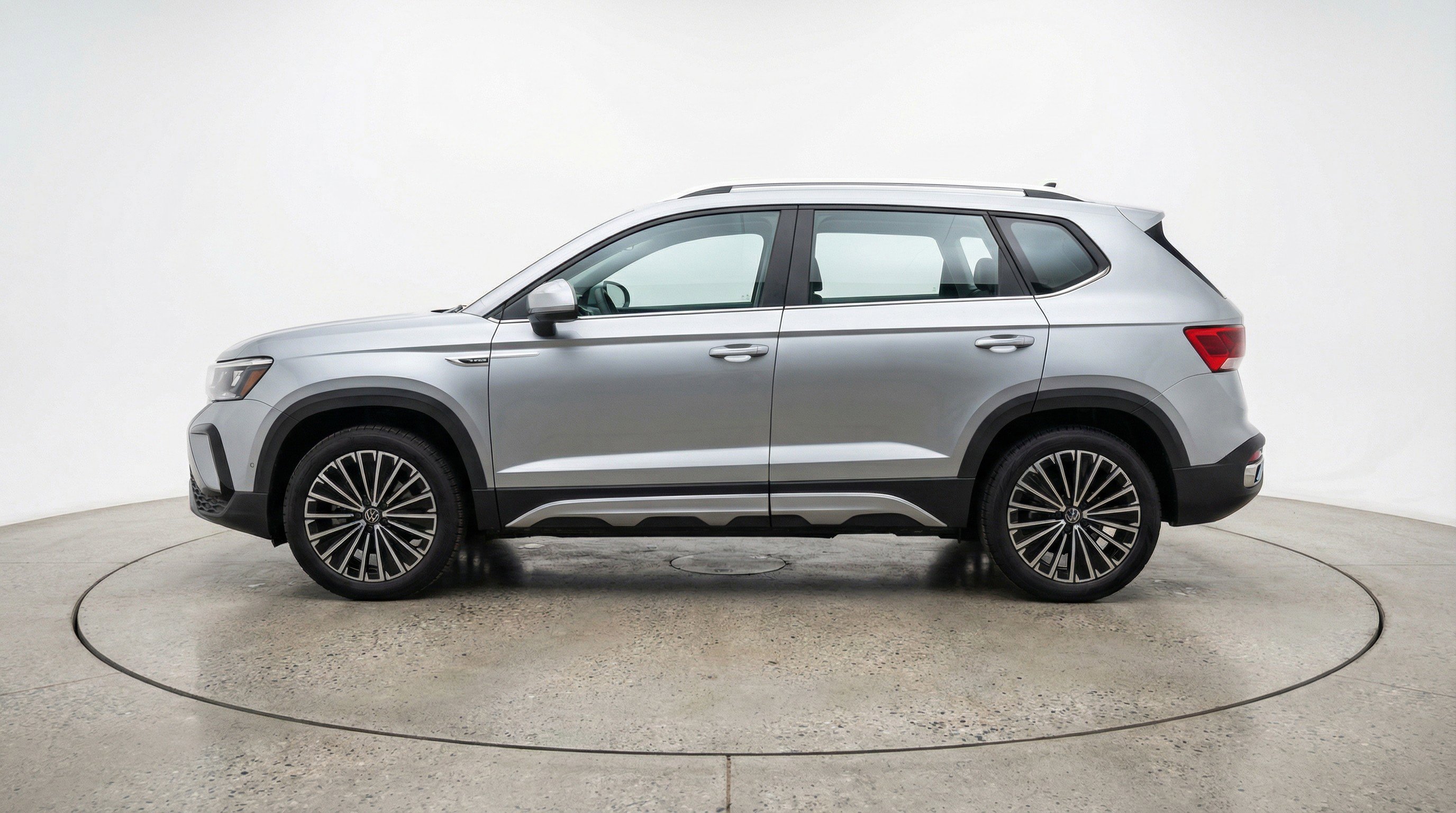 Used 2025 Volkswagen Taos SE image 5