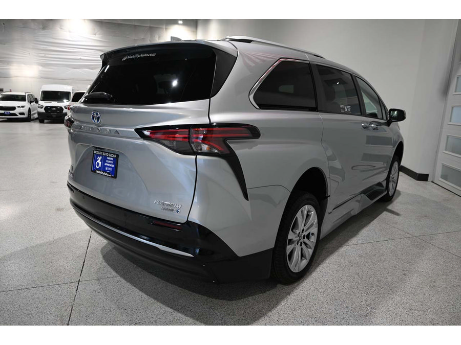Used 2024 Toyota Sienna Platinum FWD image 6