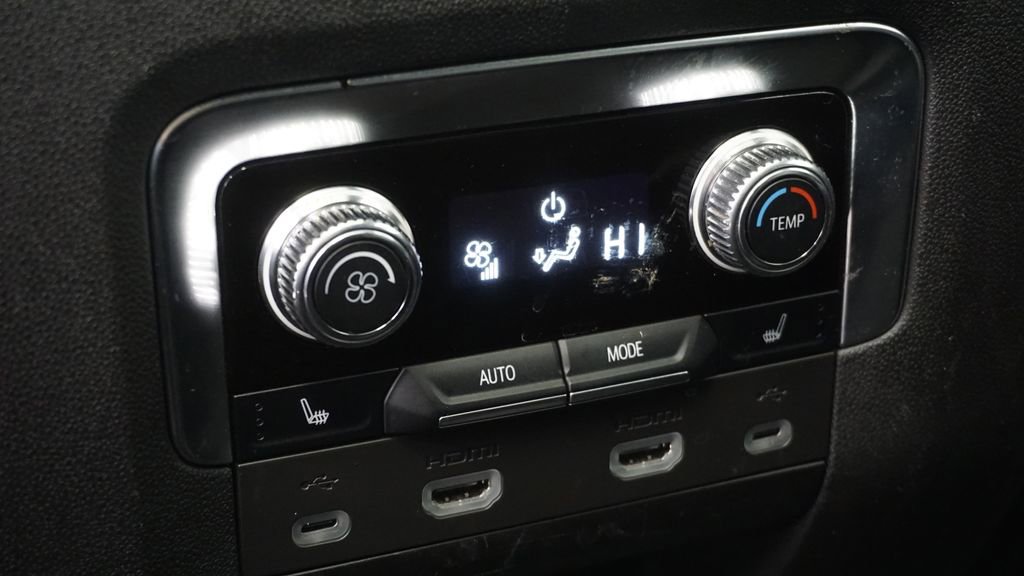 Used 2021 GMC Yukon XL SLT w/ SLT Premium Package image 32