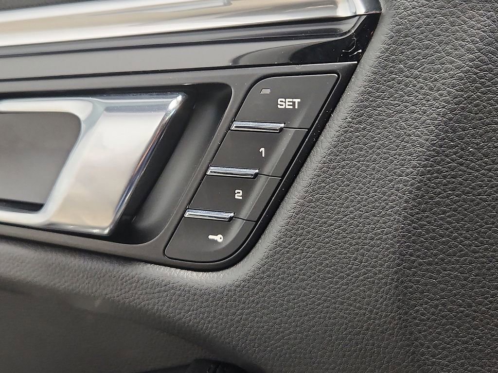 Certified 2026 Porsche Macan AWD/4WD image 24