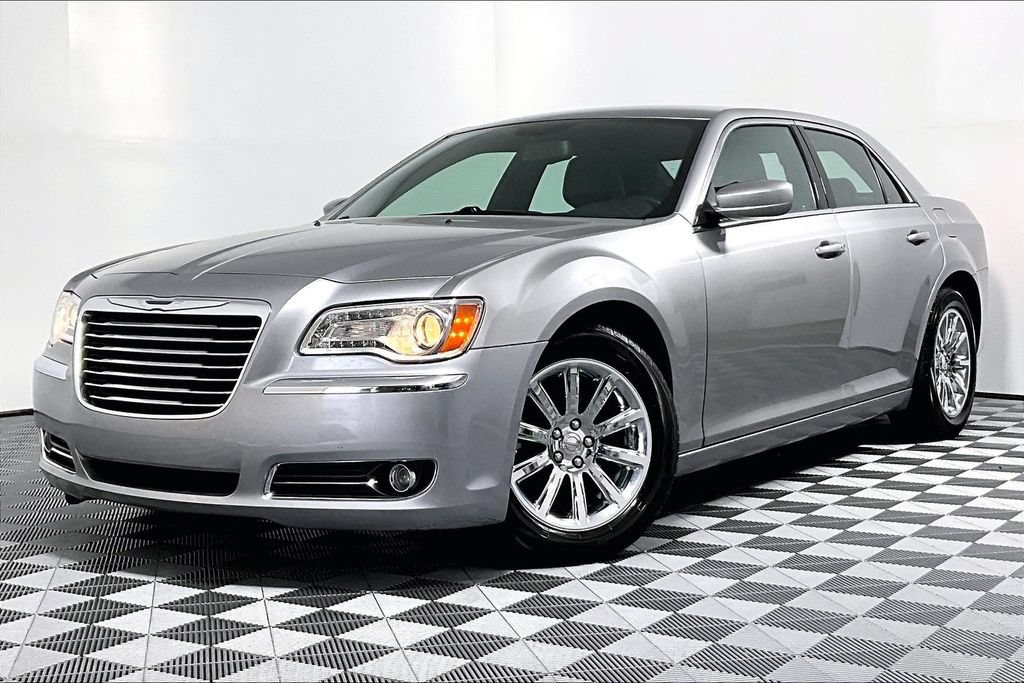 Used 2014 Chrysler 300 w/ Driver Convenience Group RWD image 2