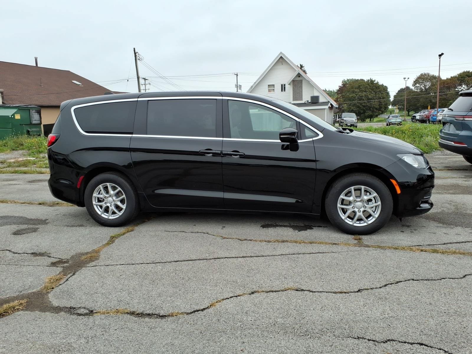 New 2027 Chrysler Pacifica LX FWD image 4