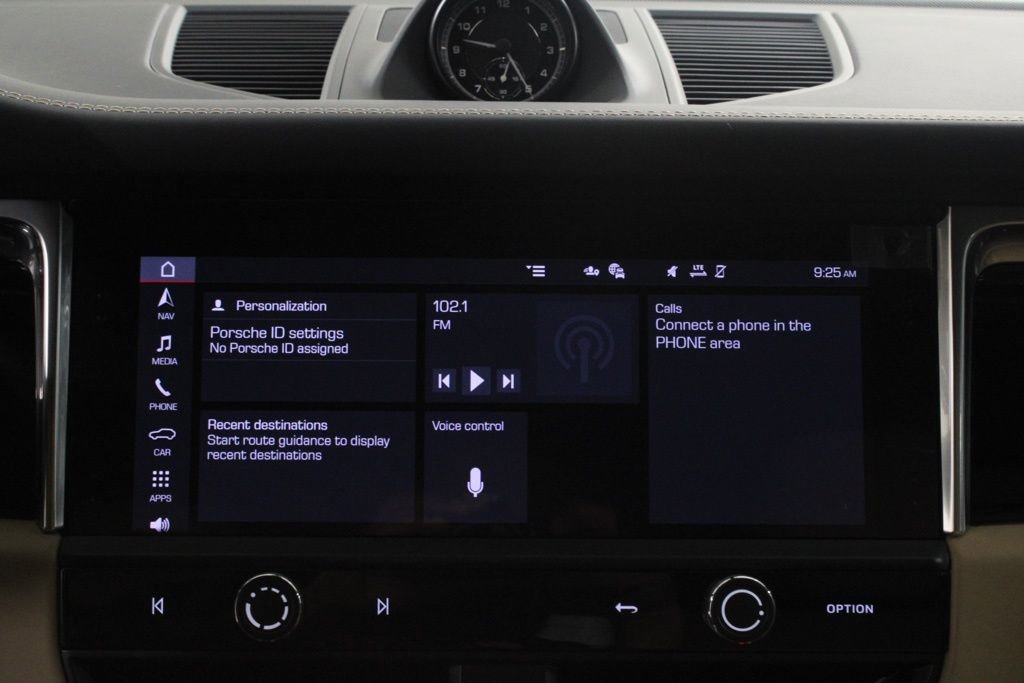 Certified 2025 Porsche Macan AWD/4WD image 29