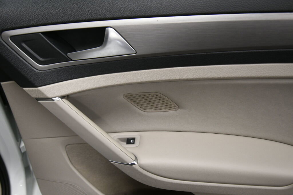 Used 2017 Volkswagen Golf S image 24