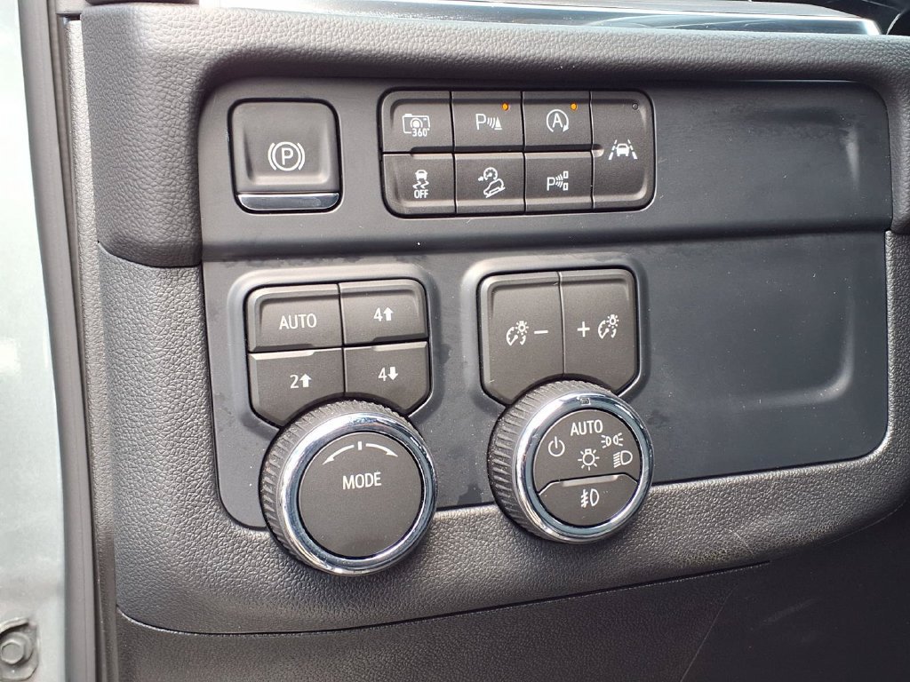 Used 2026 Chevrolet Suburban Z71 w/ Comfort Package AWD/4WD image 31