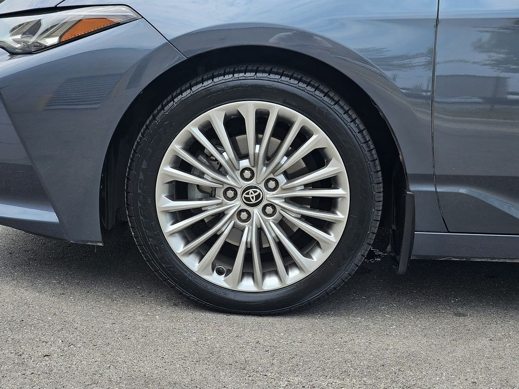 Used 2022 Toyota Avalon Limited FWD image 9