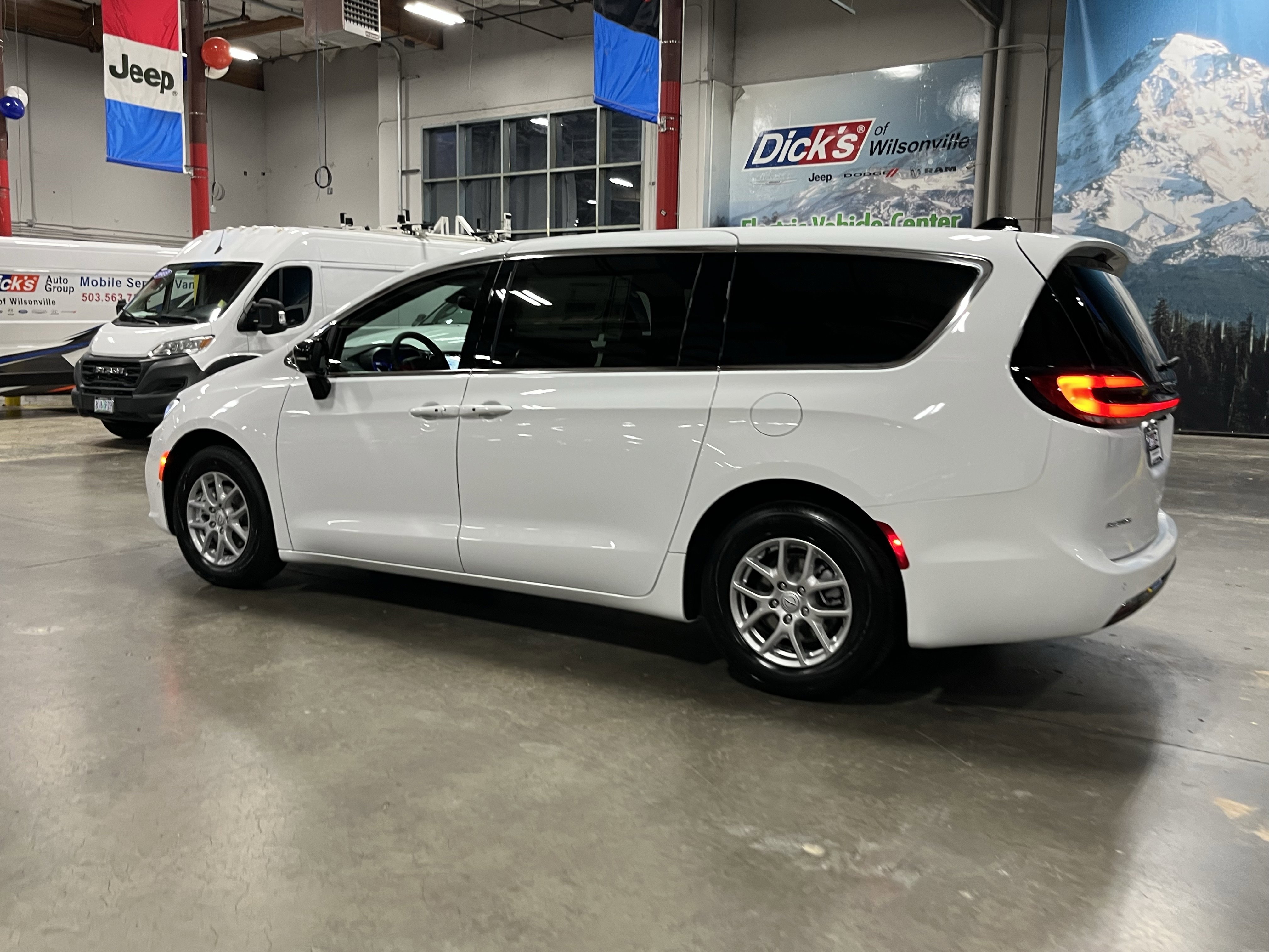 New 2026 Chrysler Pacifica Select image 3