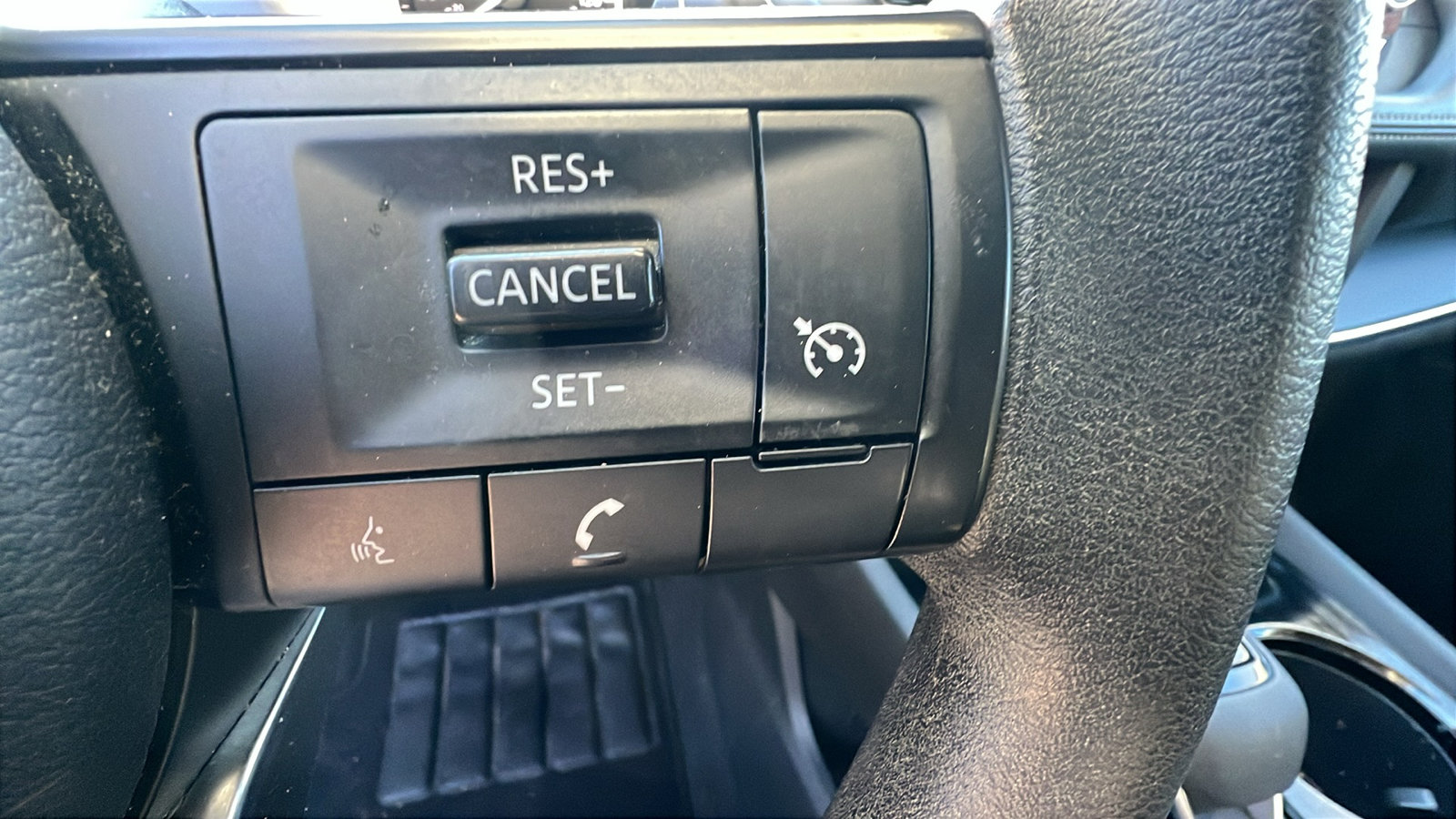 Used 2024 Nissan Rogue S image 27