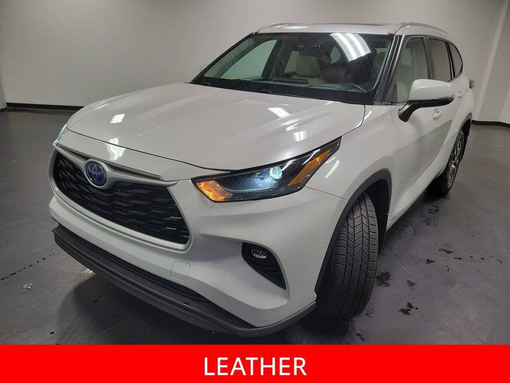 Used 2024 Toyota Highlander XLE AWD/4WD image 4