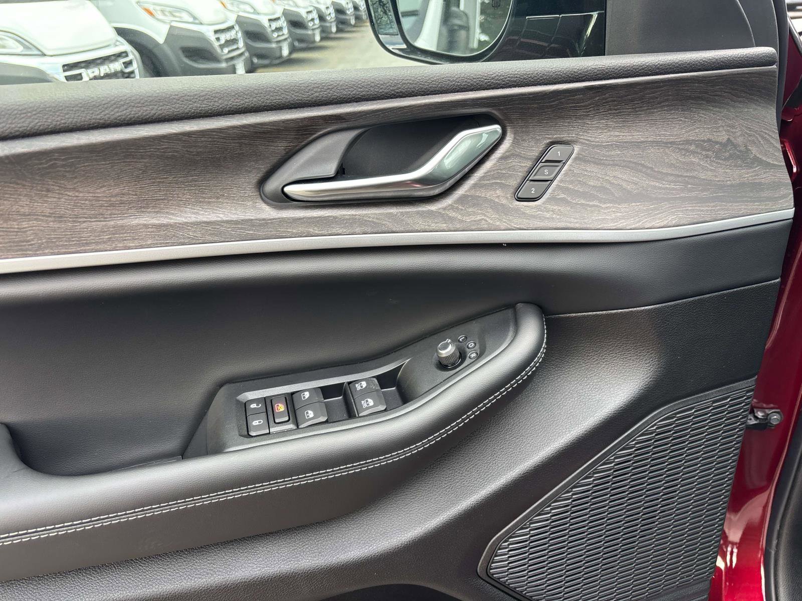 New 2025 Jeep Grand Cherokee Limited w/ Black Appearance Package image 10