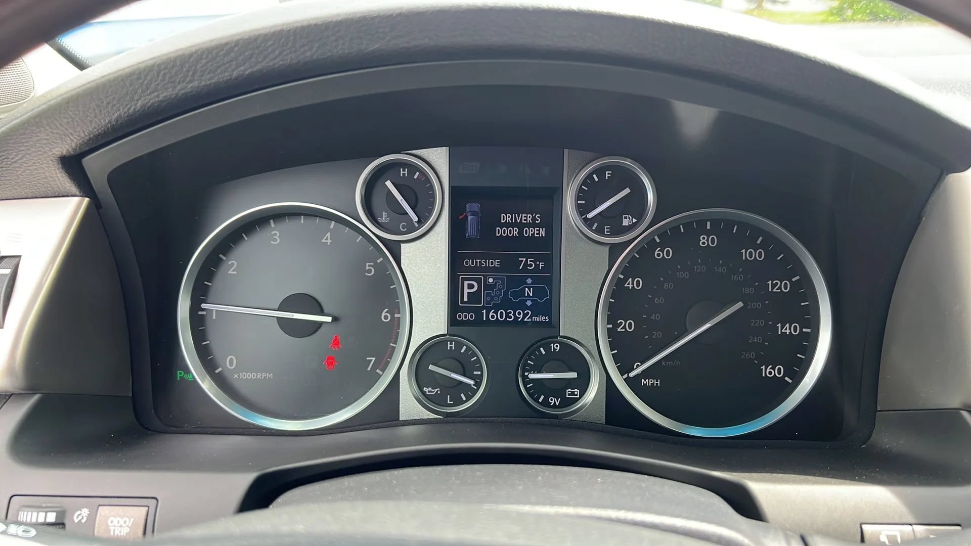Used 2013 Lexus LX 570 4WD w/ Luxury Pkg image 26