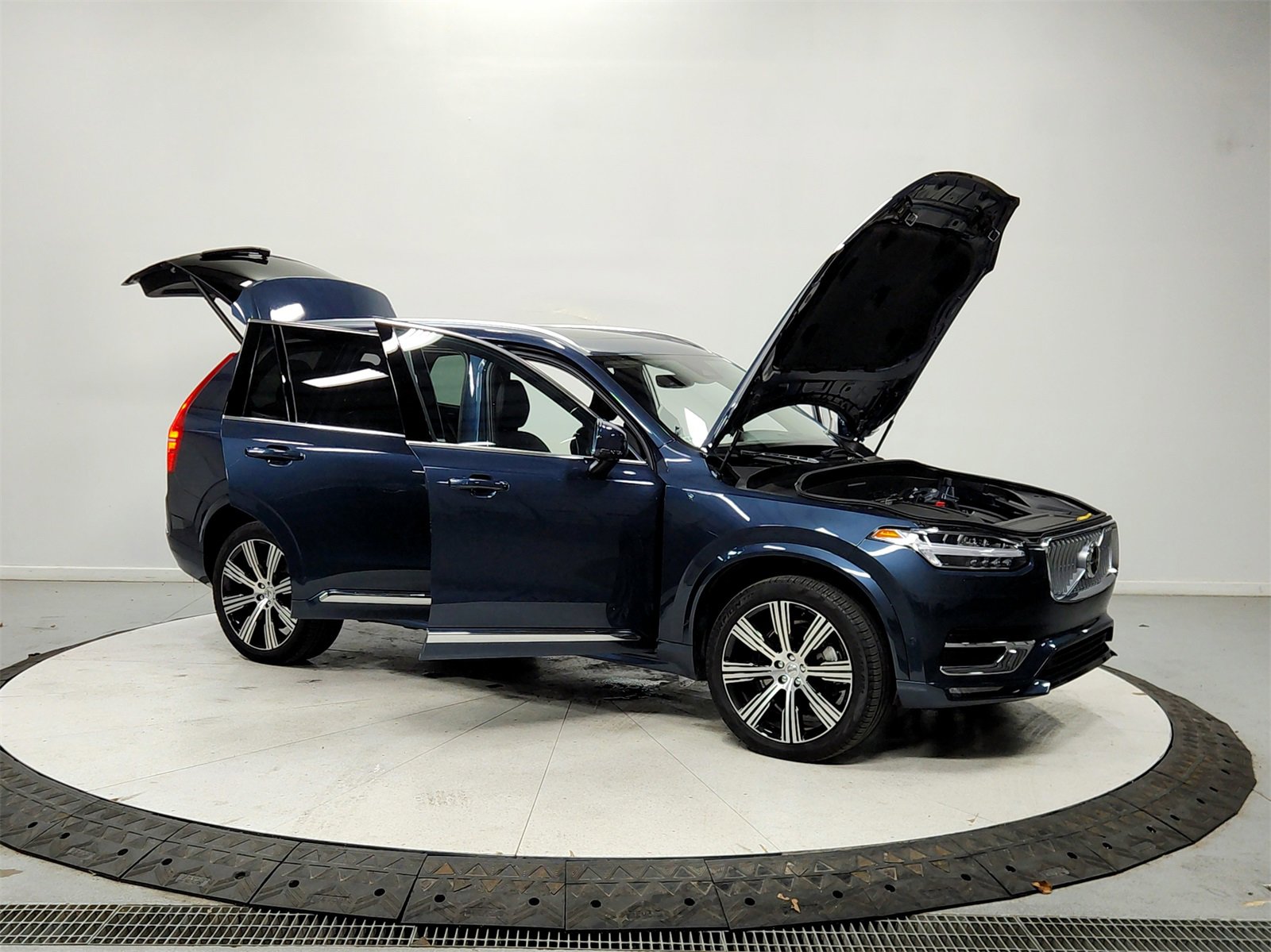 Used 2024 Volvo XC90 B6 Ultimate w/ Protection Package Premier image 9