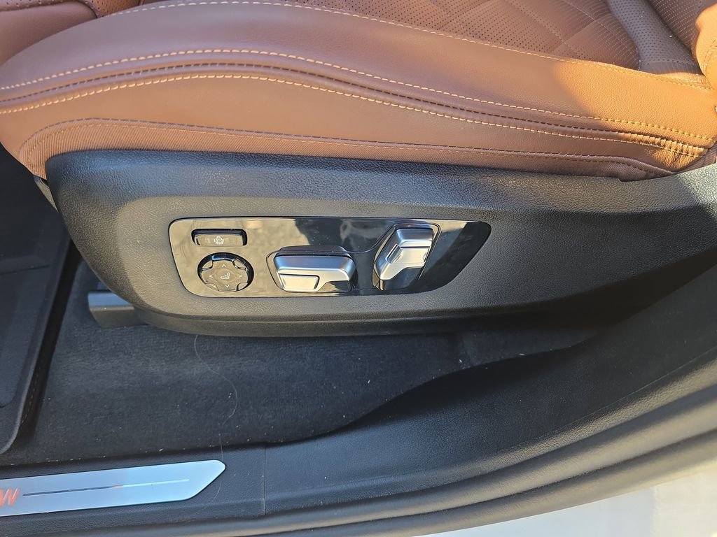 Used 2025 BMW X5 xDrive50e w/ Premium Package image 22