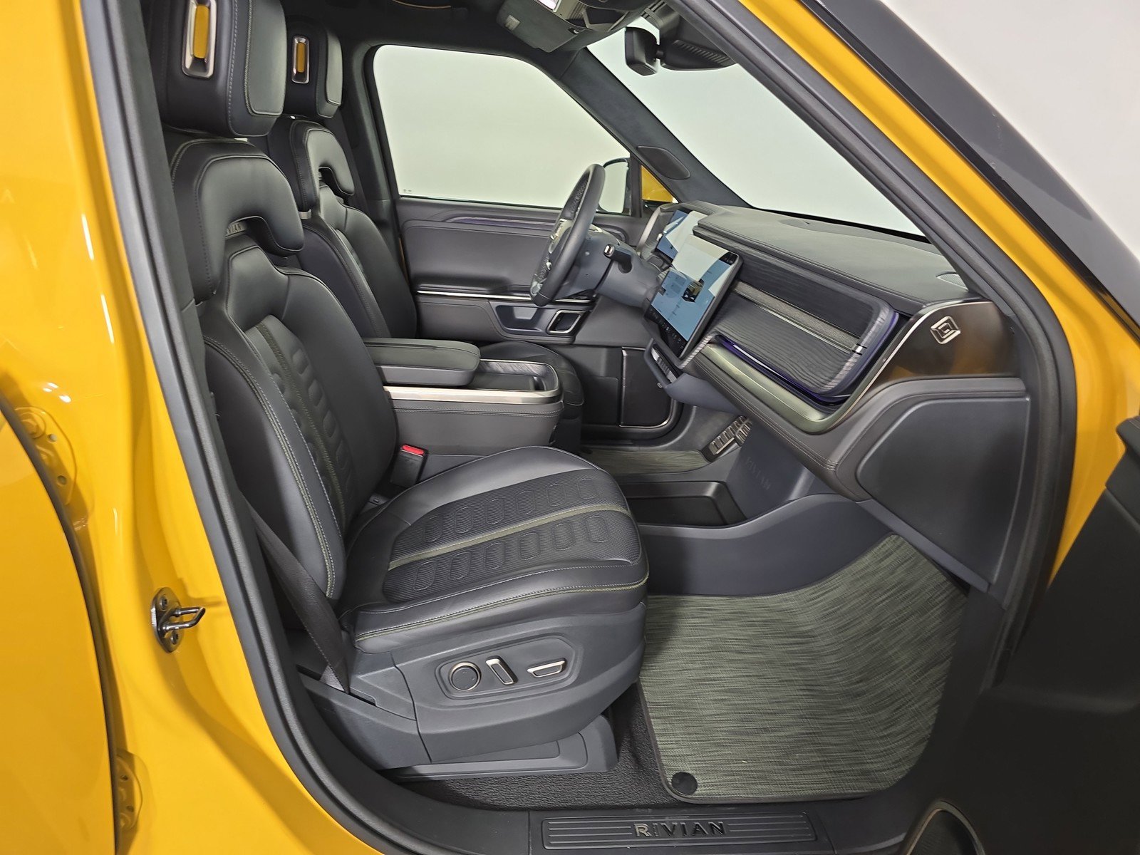 Used 2023 Rivian R1S Adventure image 25
