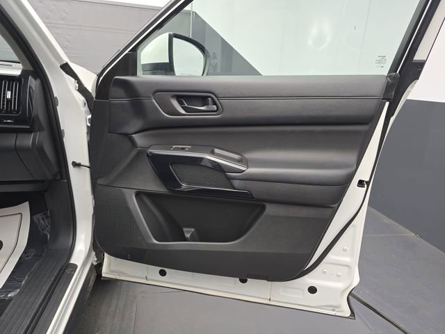 Used 2025 Nissan Pathfinder SV image 46