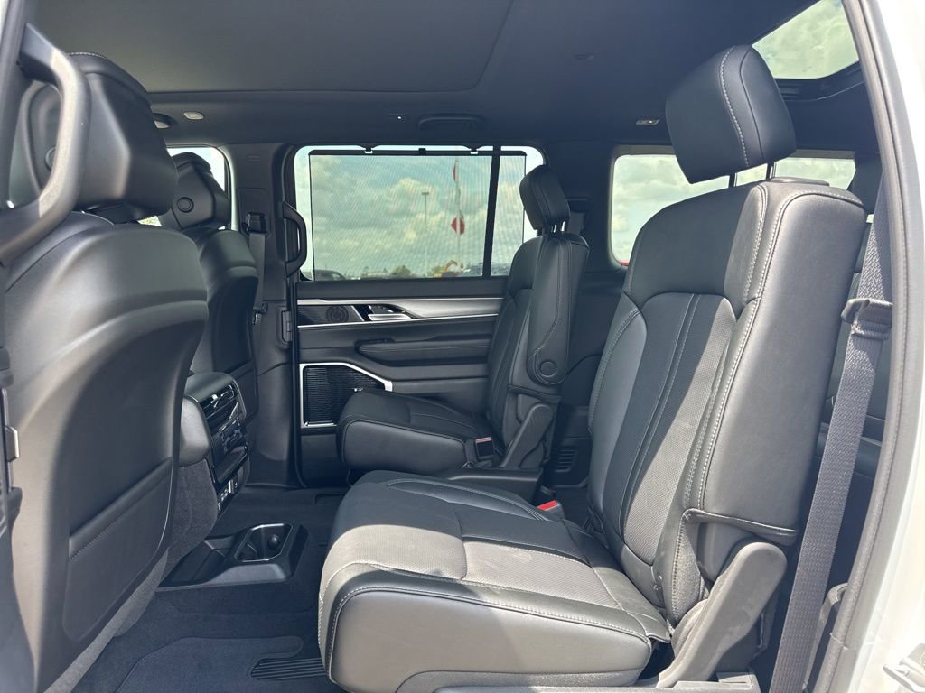 New 2025 Jeep Wagoneer L Series III w/ Premium Group I image 16
