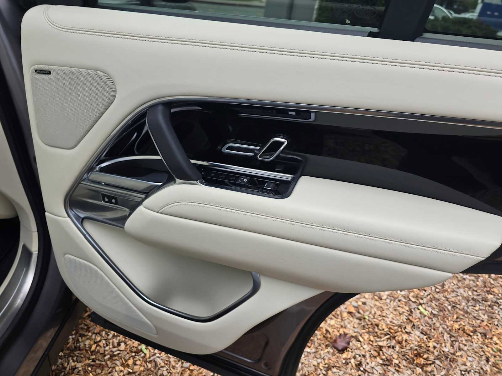 Used 2023 Land Rover Range Rover SE image 13