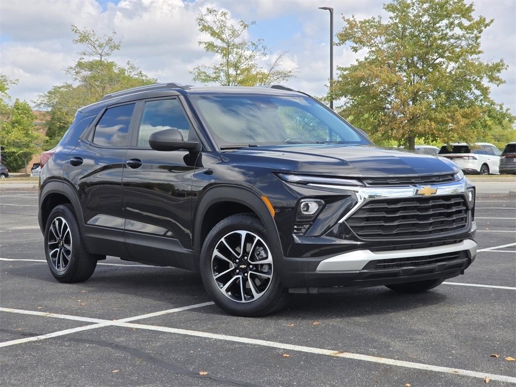 Used 2024 Chevrolet TrailBlazer LT w/ LT Cold Weather Package image 2