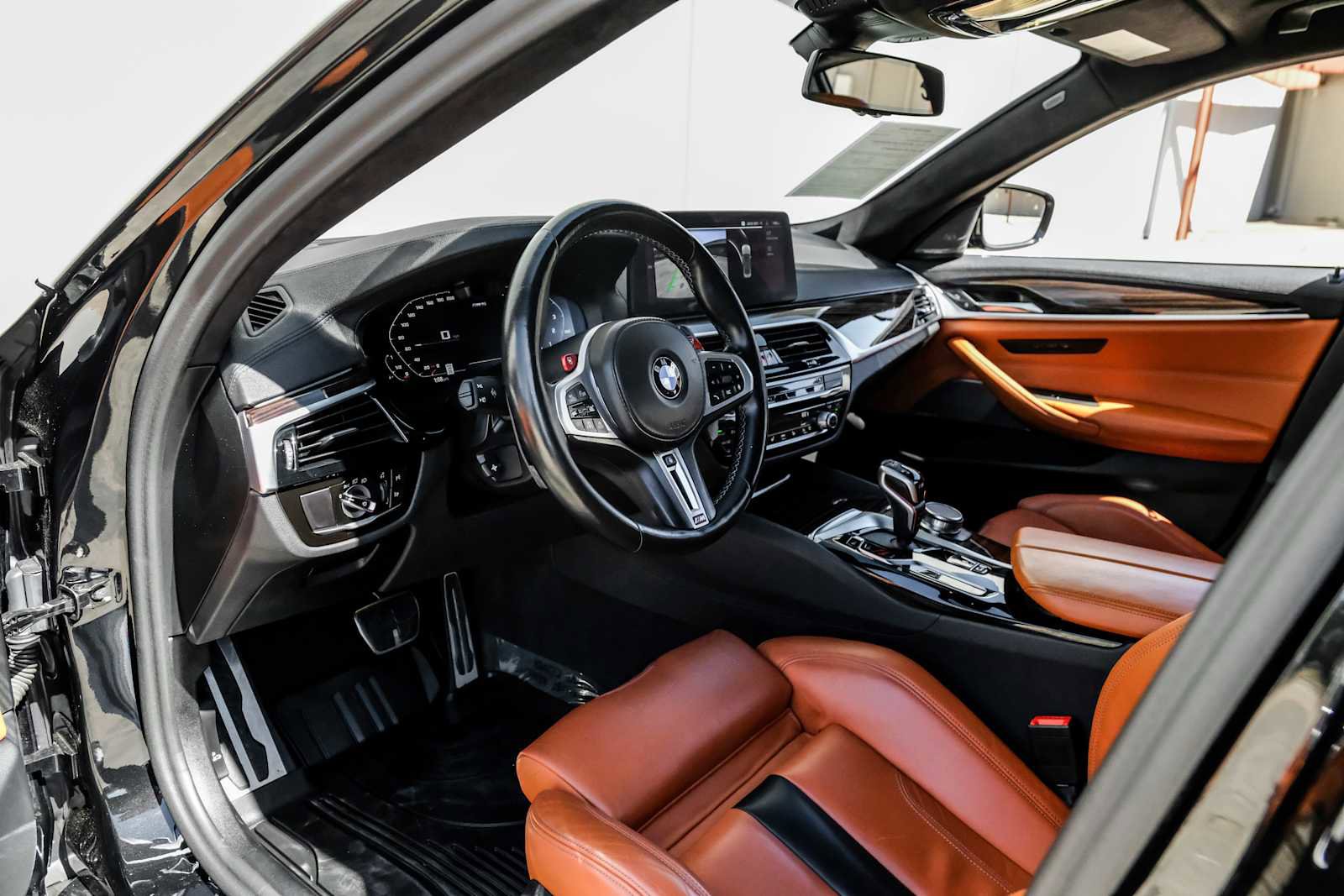 Used 2023 BMW M5 image 3