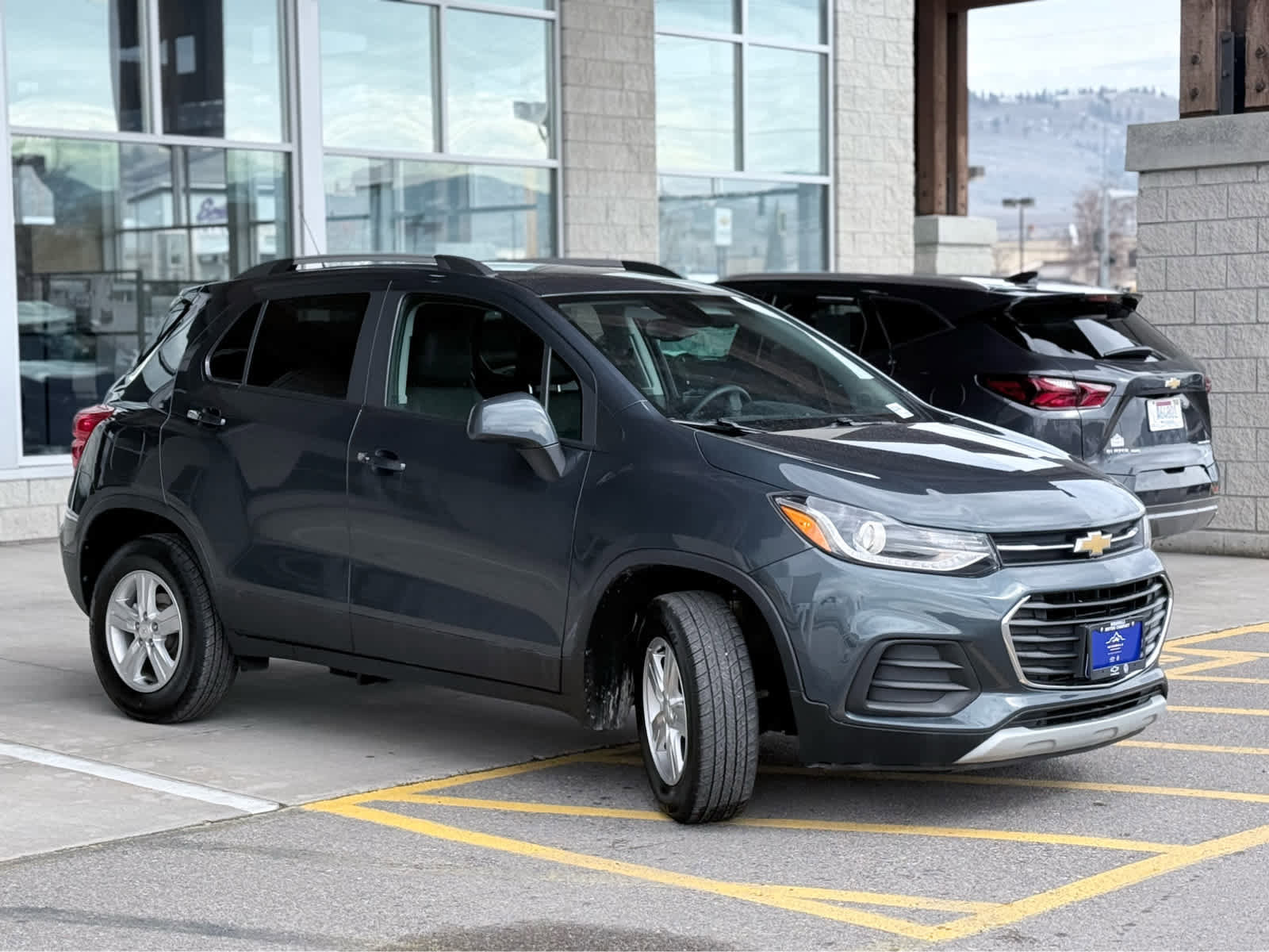 Used 2022 Chevrolet Trax LT w/ LT Convenience Package image 2