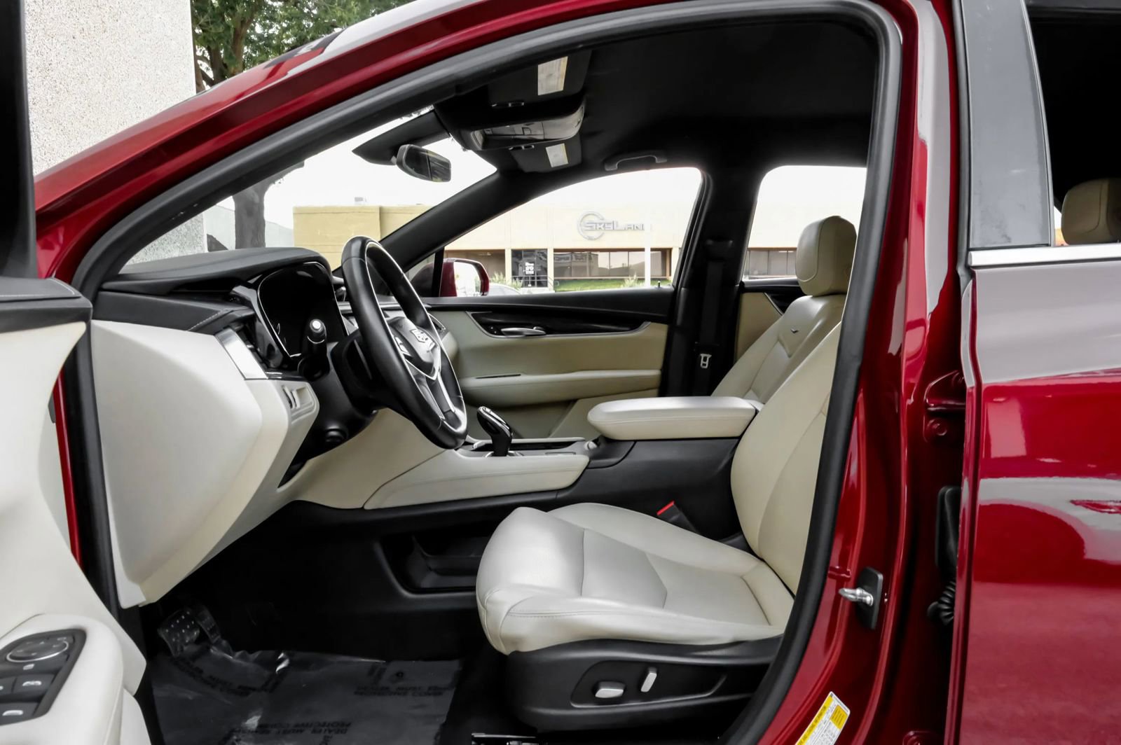 Used 2018 Cadillac XT5 FWD image 3