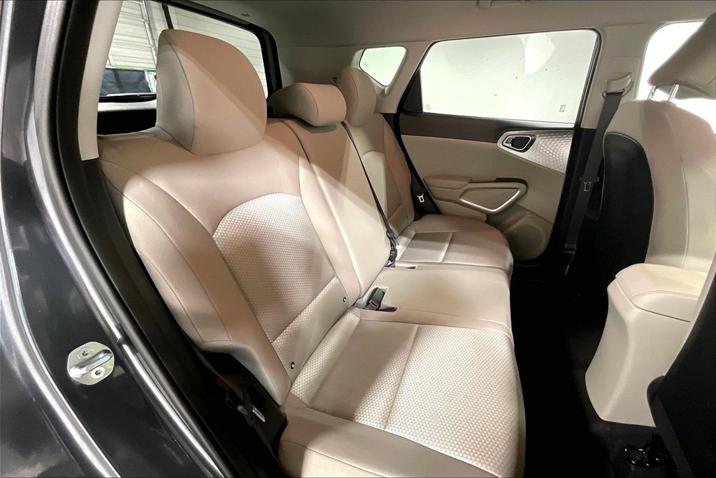 Used 2025 Kia Soul LX w/ LX Technology Package FWD image 32