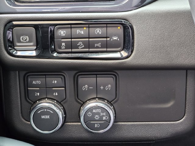 Used 2025 GMC Yukon AT4 w/ AT4 Premium Package AWD/4WD image 24