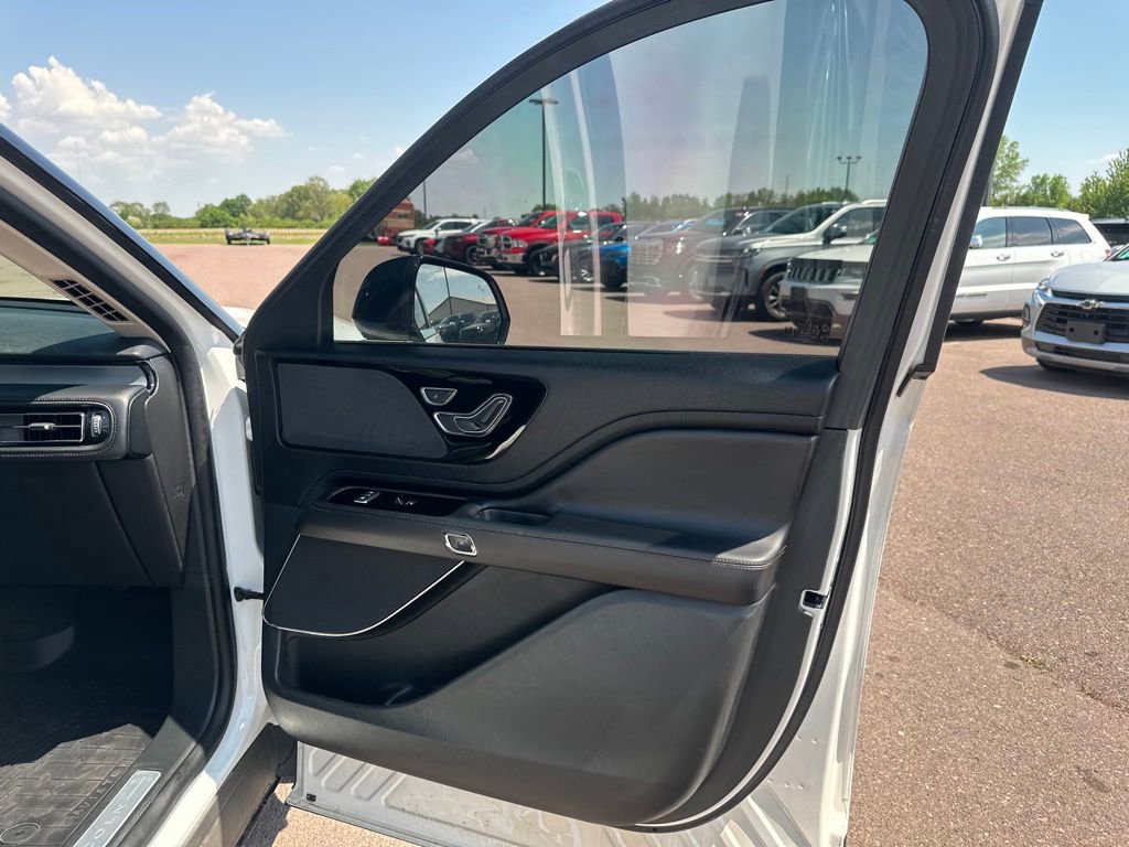 Used 2023 Lincoln Aviator AWD w/ Premium Package image 30