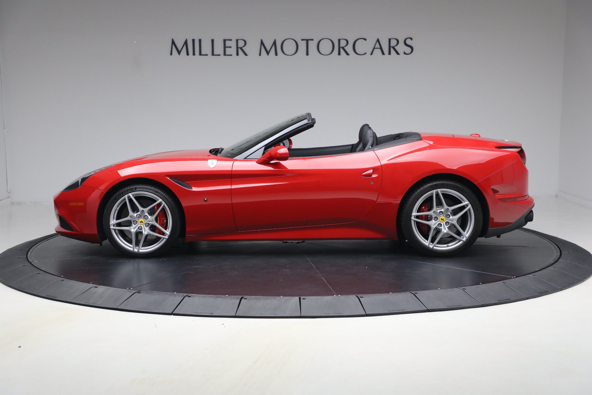 Certified 2017 Ferrari California T RWD image 3