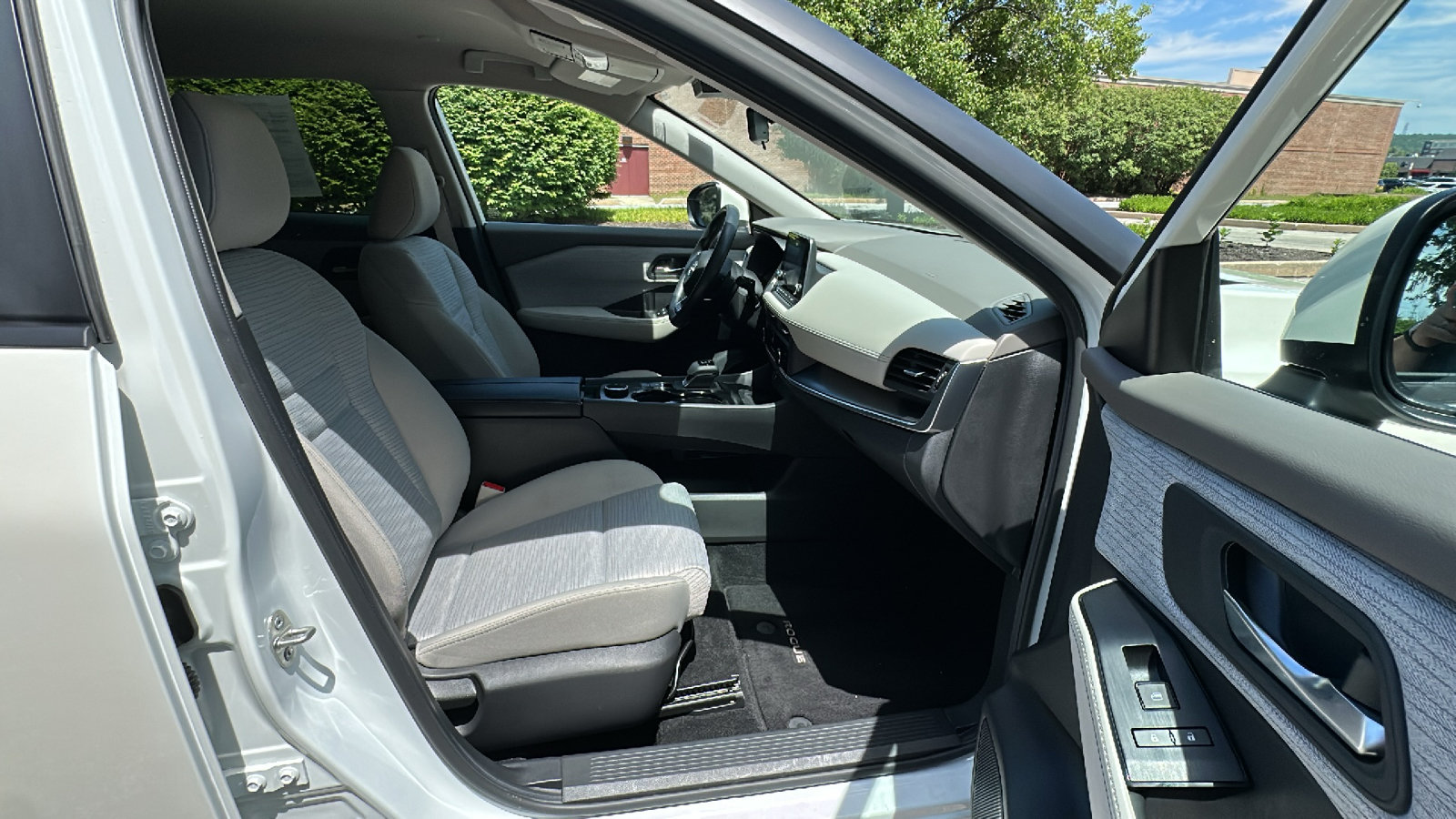 Used 2023 Nissan Rogue SV AWD/4WD image 22