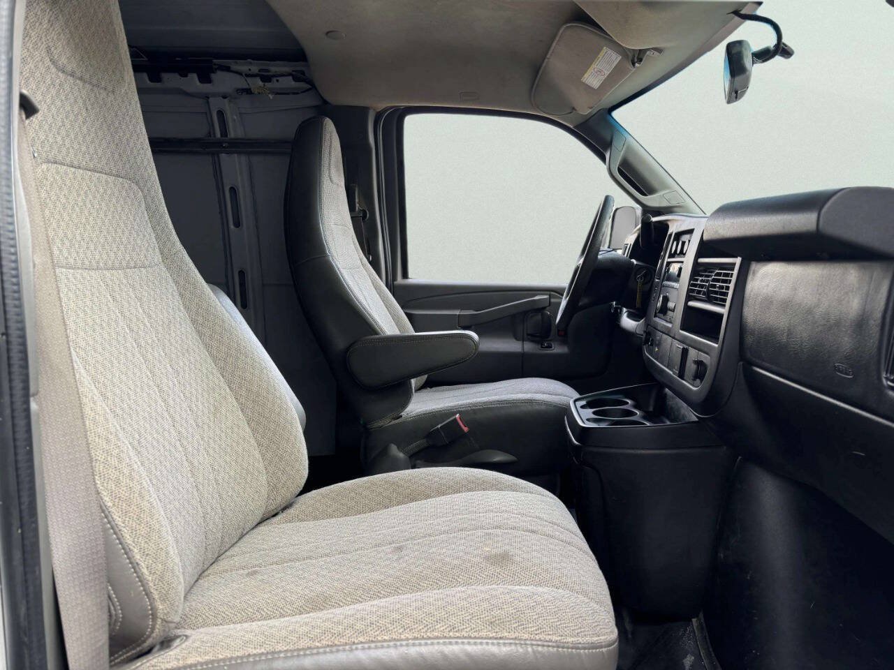 Used 2016 Chevrolet Express 3500 Extended RWD image 18
