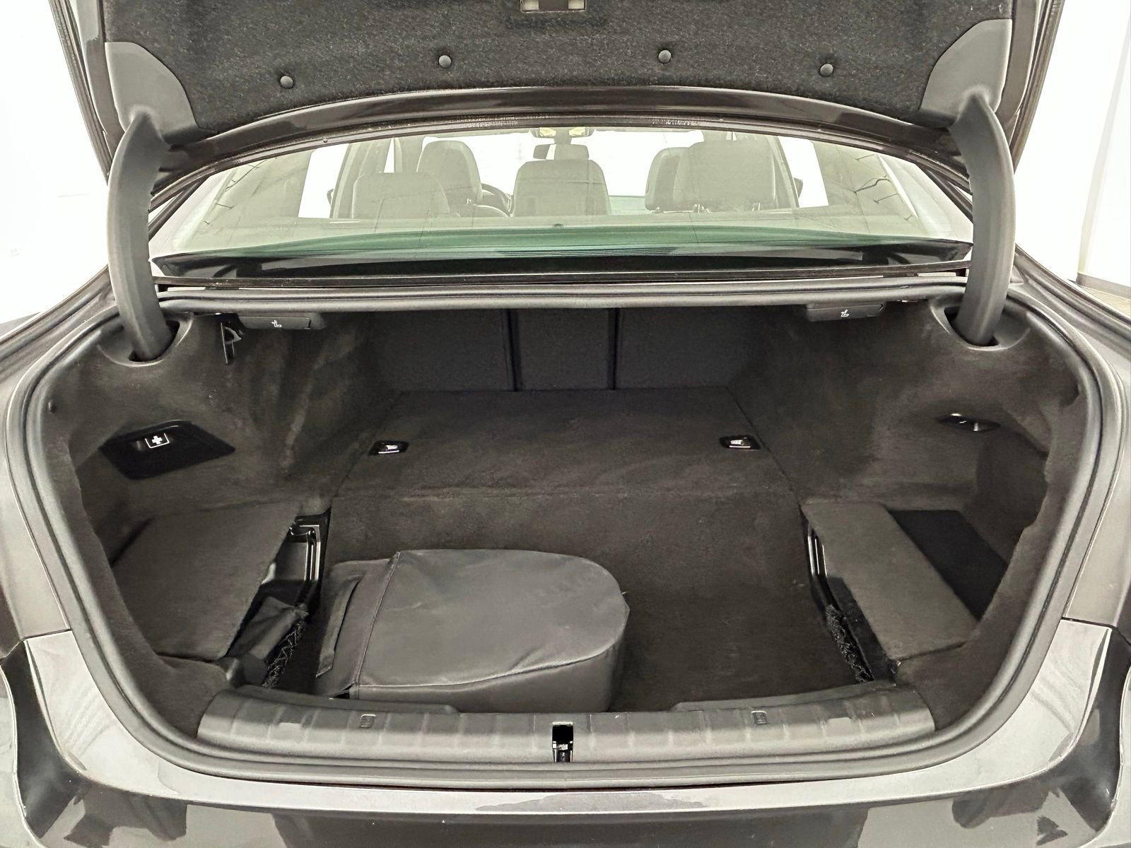 Used 2023 BMW 530e xDrive w/ Executive Package image 38