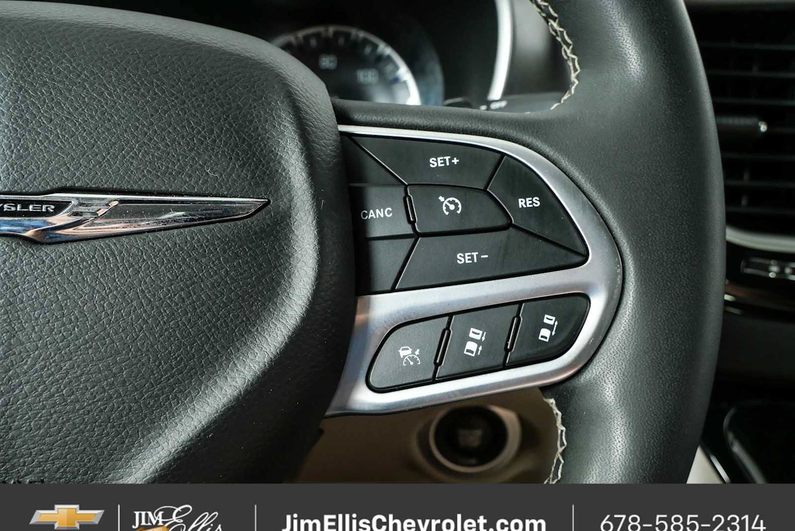 Used 2024 Chrysler Pacifica Touring-L FWD image 11