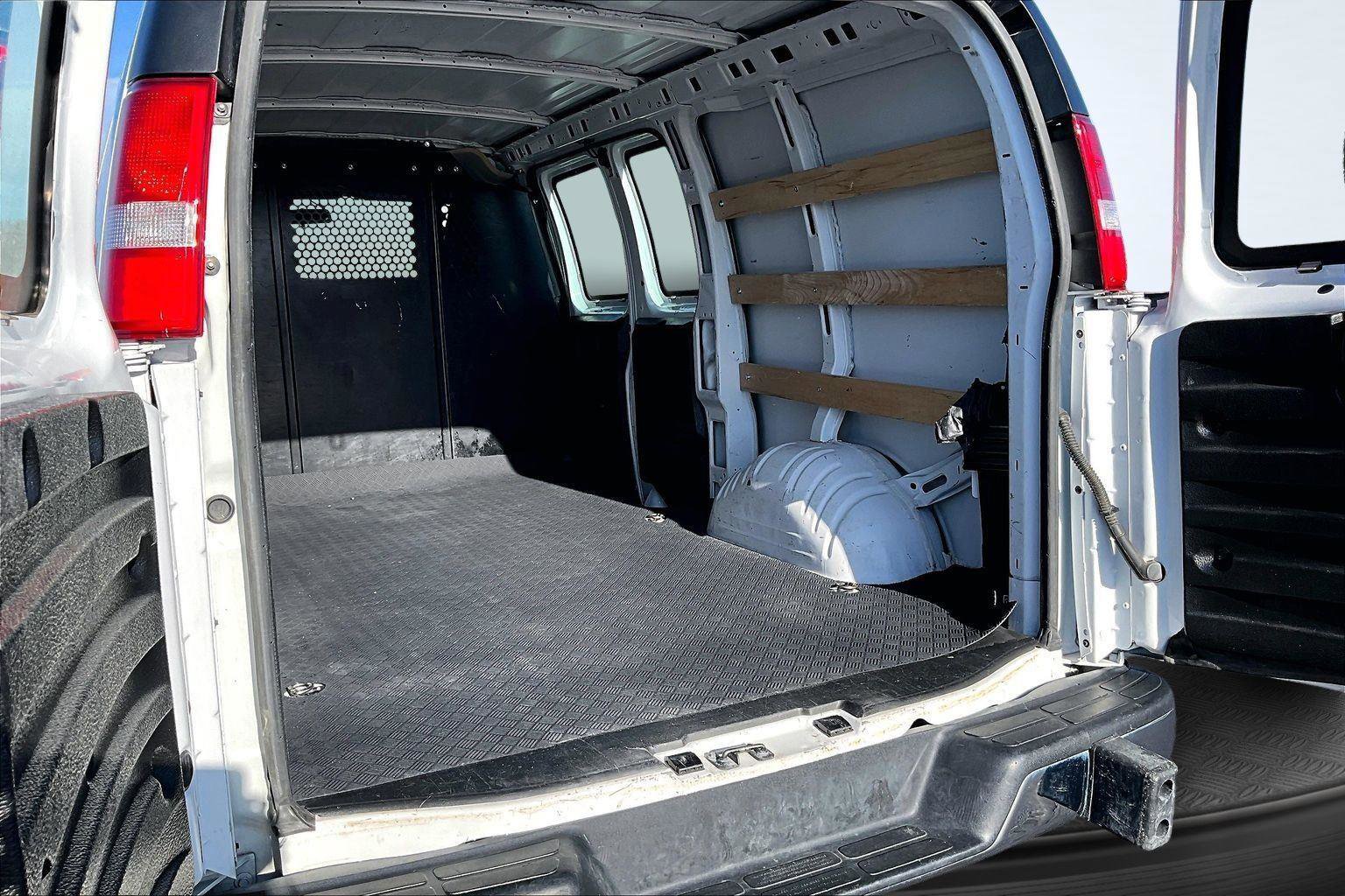 Used 2024 GMC Savana 2500 w/ Driver Convenience Package image 5