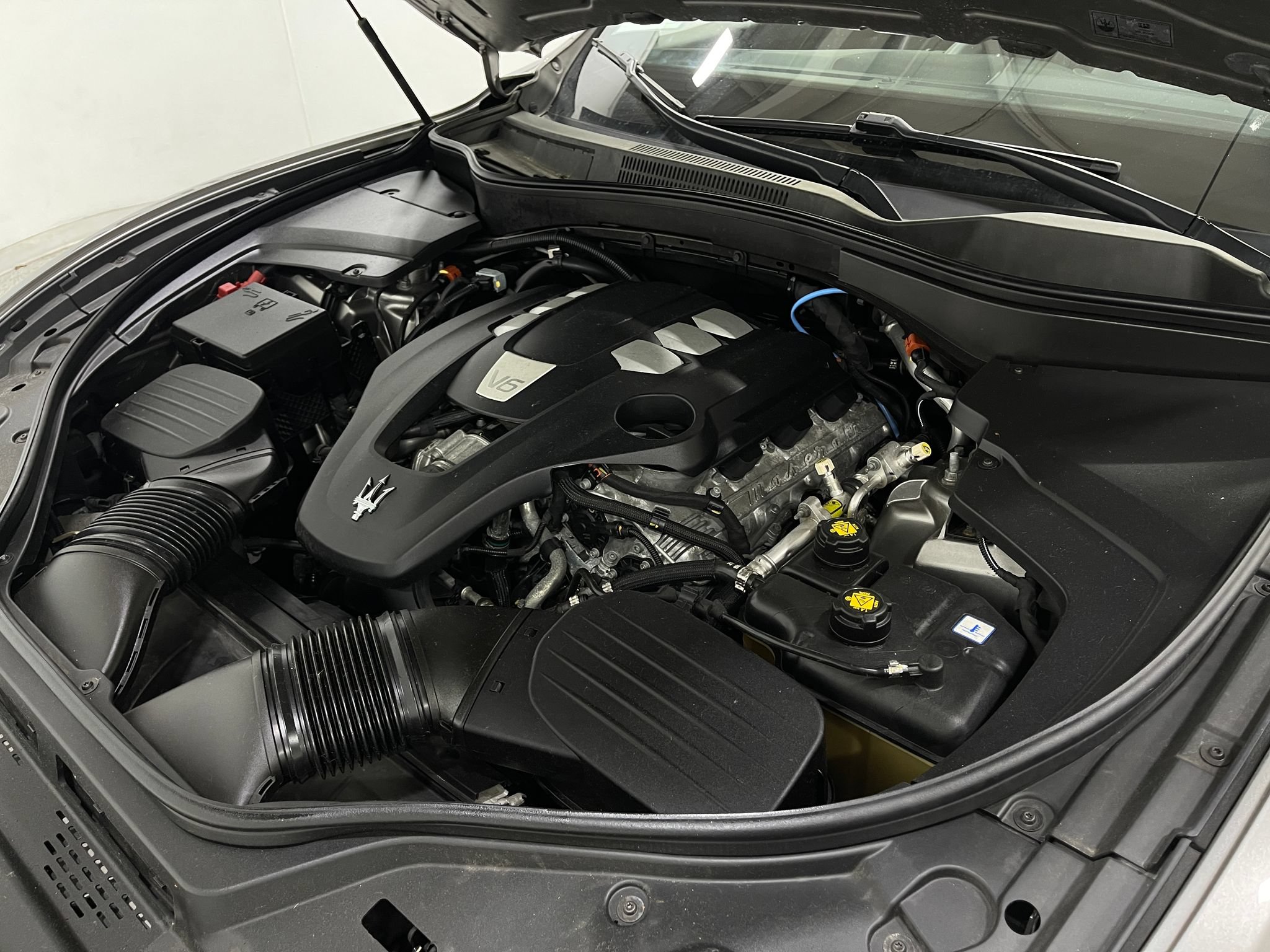 Used 2021 Maserati Levante AWD/4WD image 28