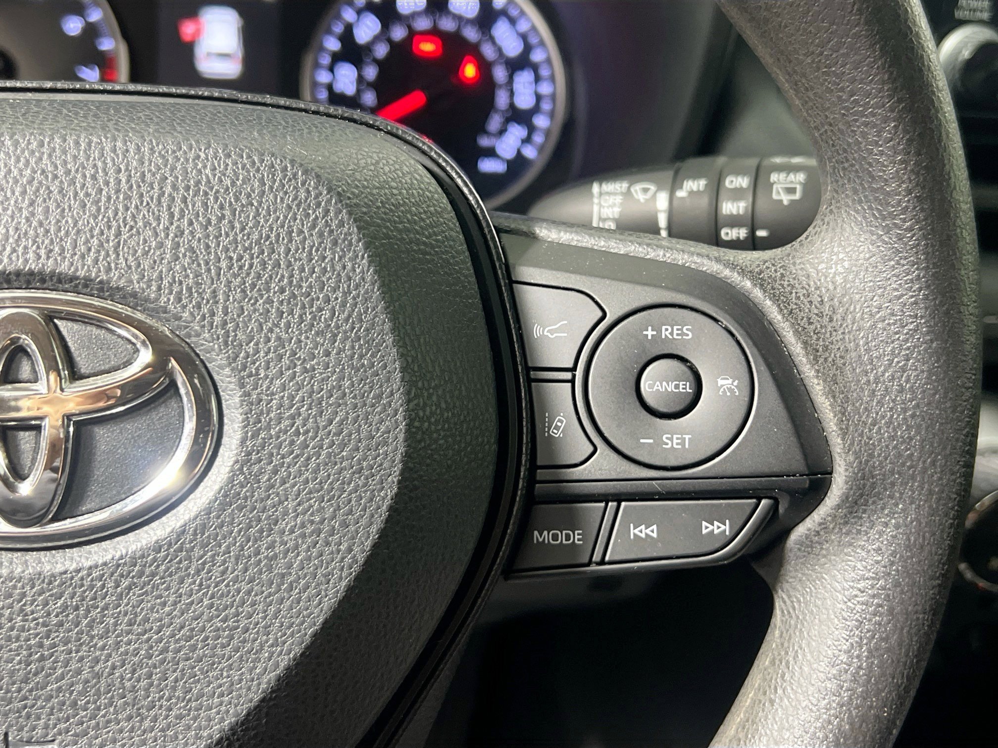 Used 2020 Toyota RAV4 XLE w/ Convenience Package FWD image 19