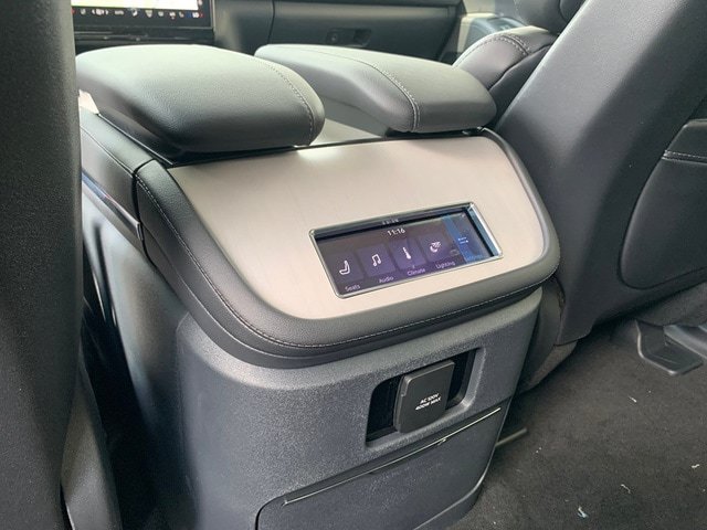 New 2027 Lincoln Navigator Premiere AWD/4WD image 18