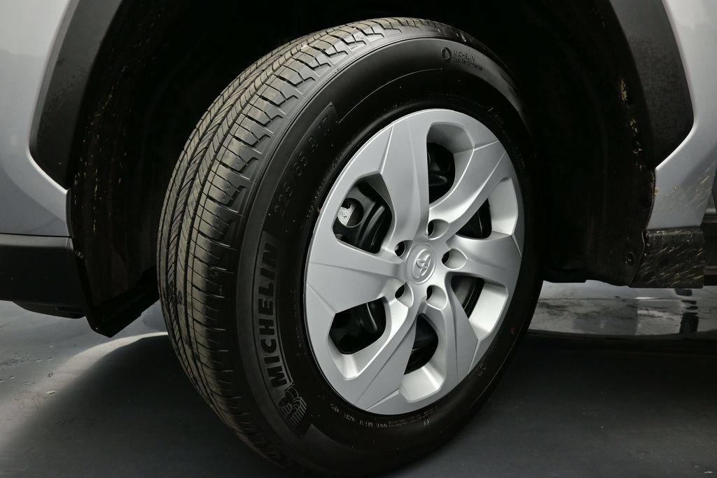 Used 2025 Toyota RAV4 LE AWD/4WD image 16