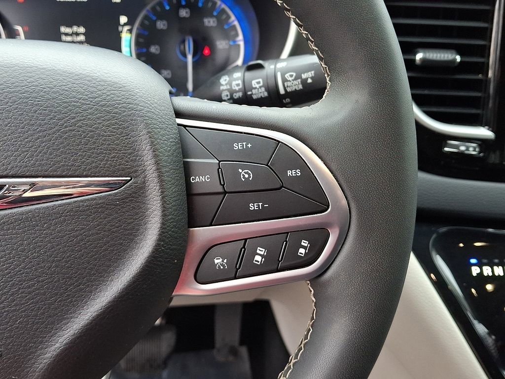 Used 2023 Chrysler Pacifica Touring-L image 24