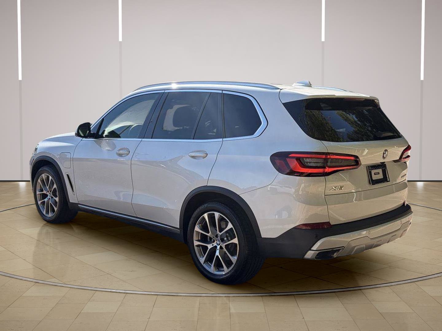 Used 2021 BMW X5 xDrive45e w/ Premium Package AWD/4WD image 3