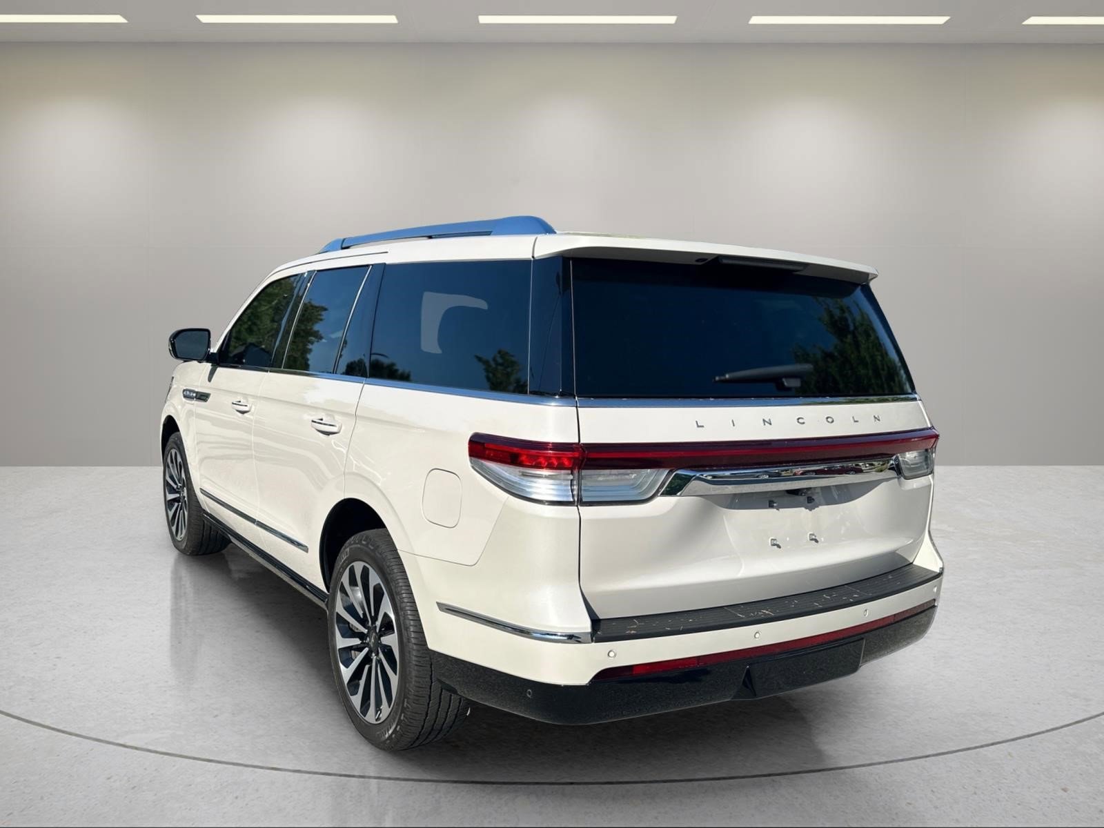 Used 2024 Lincoln Navigator Reserve AWD/4WD image 3