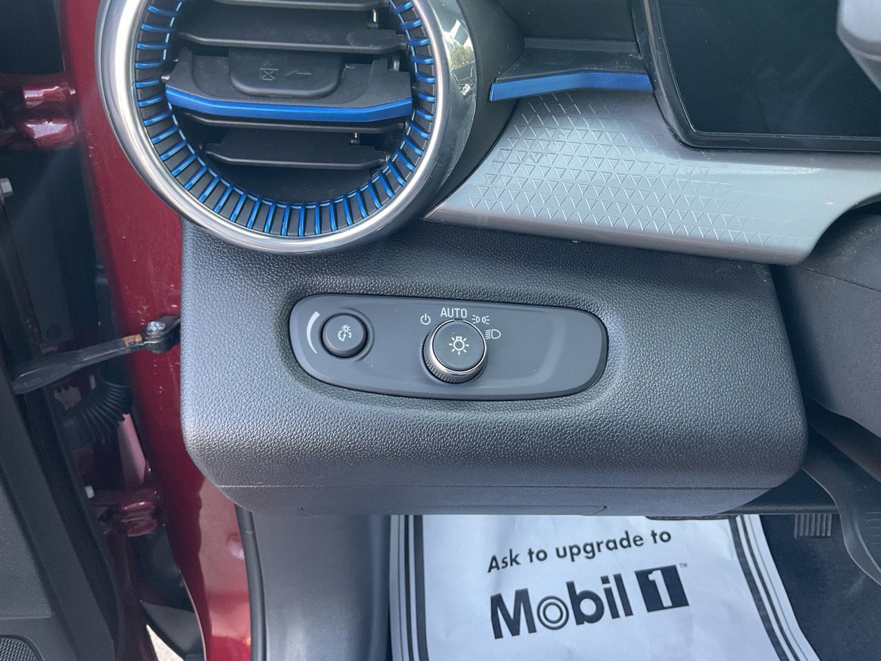 Used 2025 Chevrolet Trax LT FWD image 17
