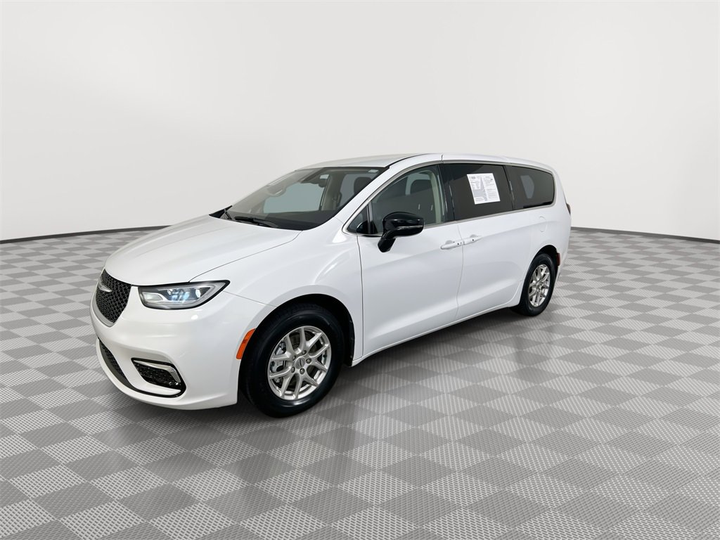 Used 2024 Chrysler Pacifica Touring-L image 4