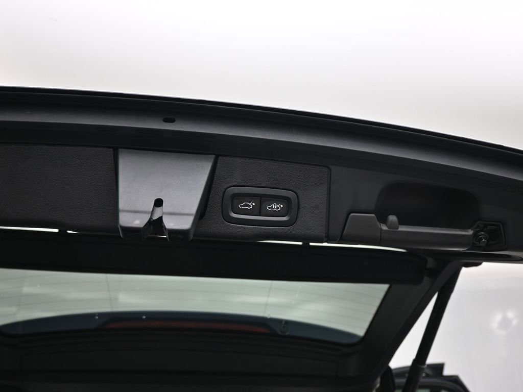 Used 2023 Volvo XC60 B5 Plus image 23