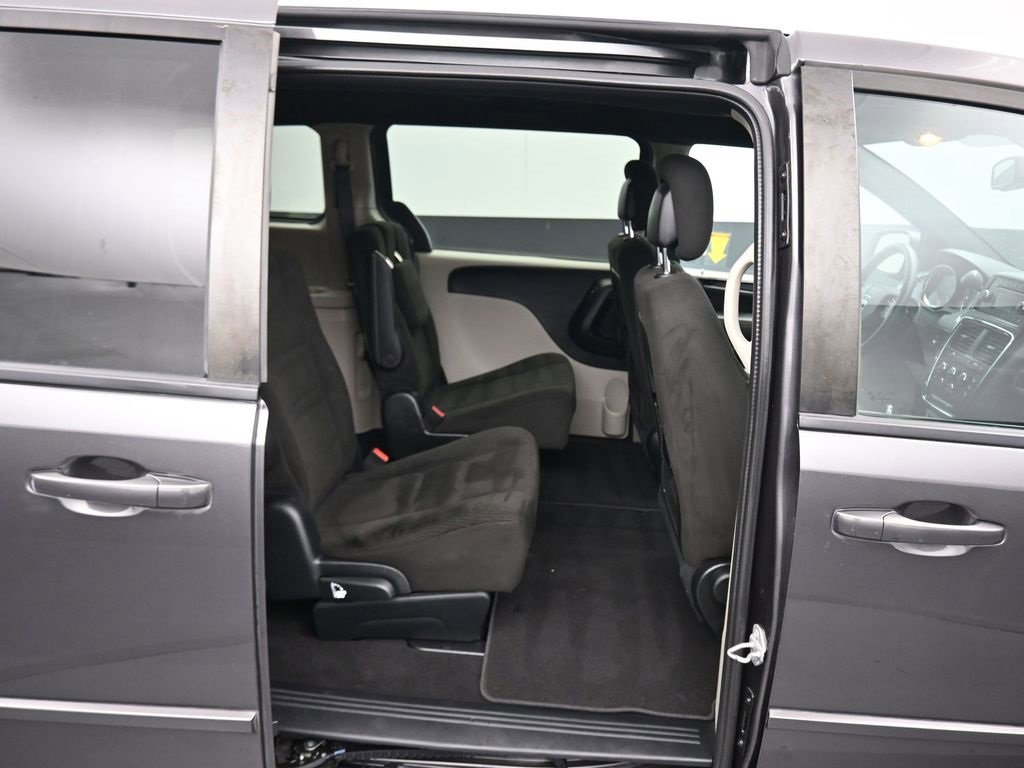 Used 2016 Dodge Grand Caravan SE image 37