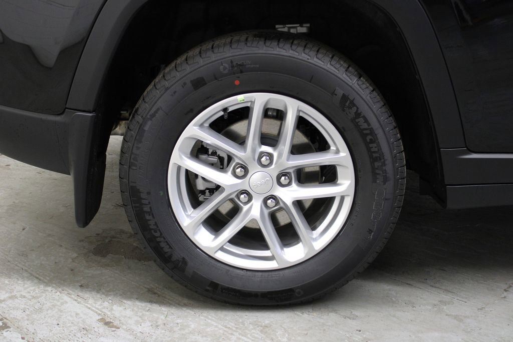 New 2025 Jeep Grand Cherokee Laredo w/ Luxury Tech Group I image 32