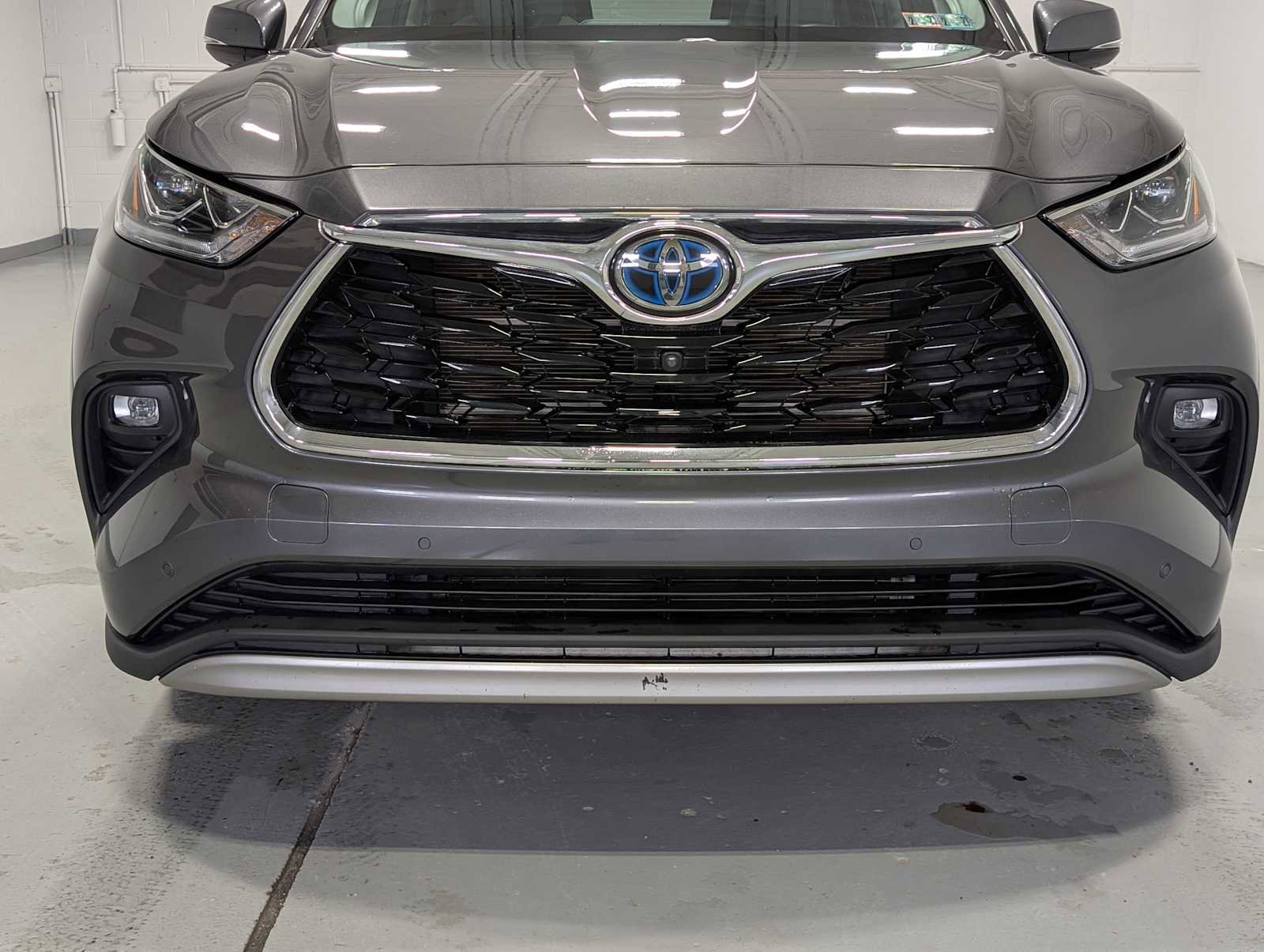 Used 2021 Toyota Highlander Platinum image 2